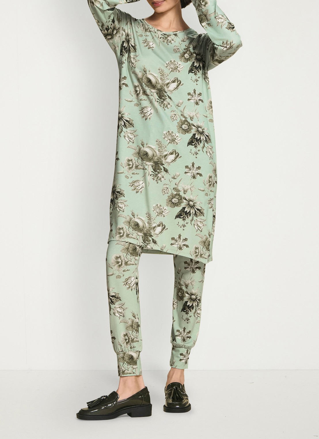 Essenza Jules Florean loungebroek met bloemenprint - achterkant 5 groen