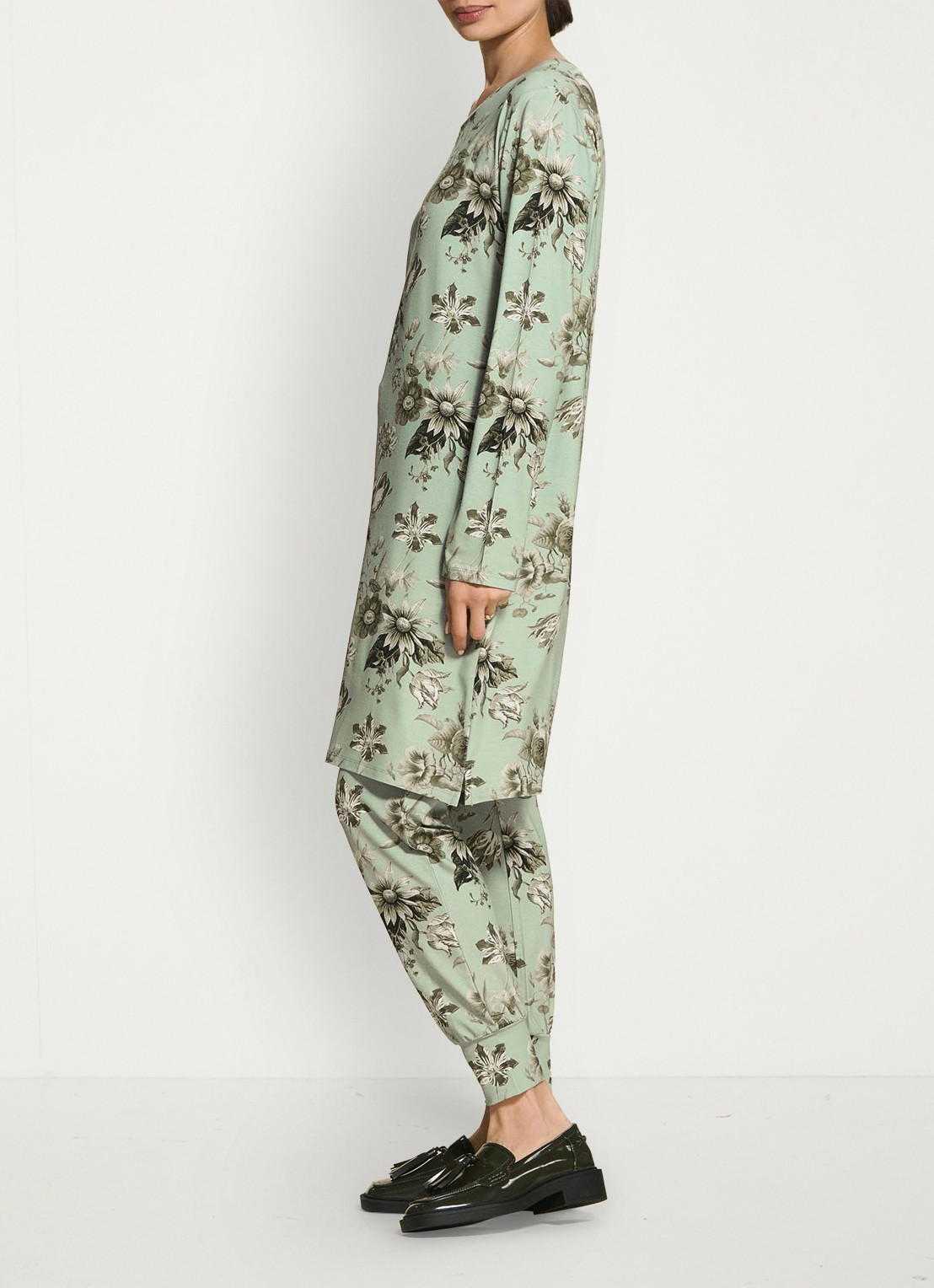 Essenza Jules Florean loungebroek met bloemenprint - detail groen