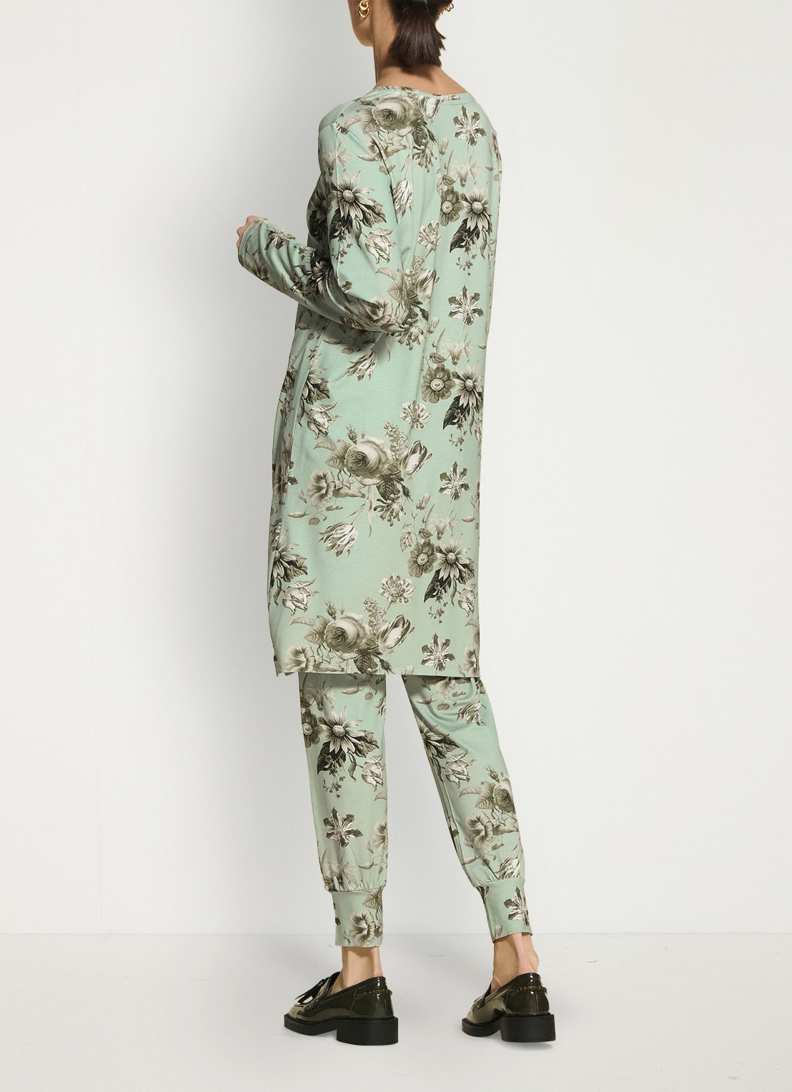 Essenza Jules Florean loungebroek met bloemenprint - detail 2 groen