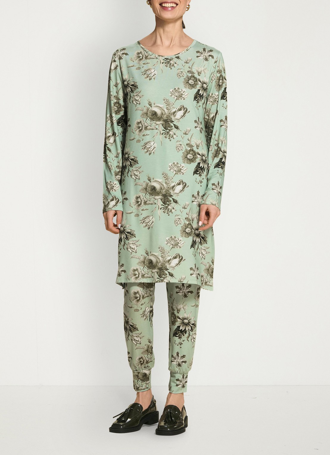Essenza Jules Florean loungebroek met bloemenprint - voorkant 4 groen