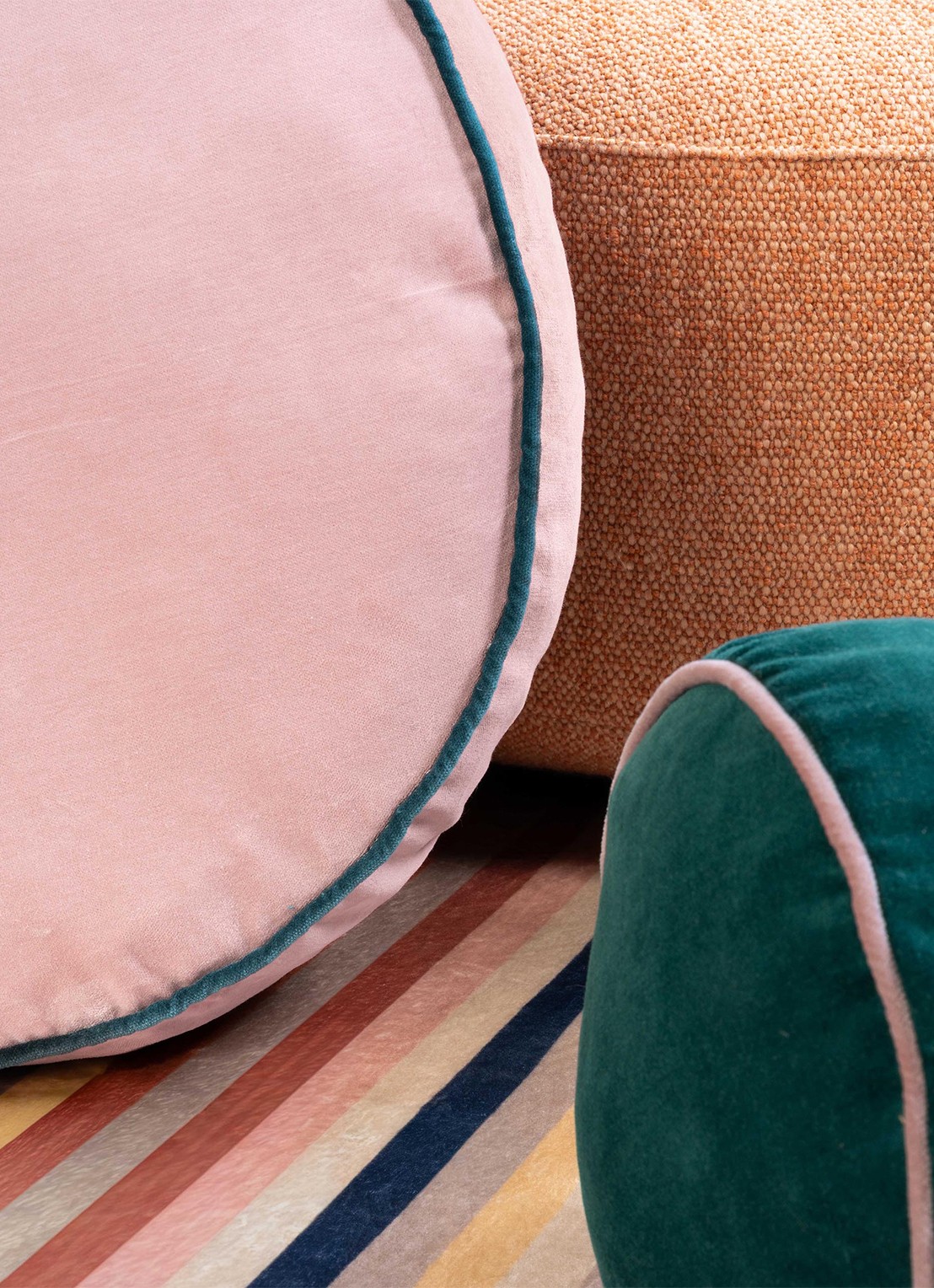 Essenza Lio sierkussen van fluweel 45 cm - achterkant 3 roze