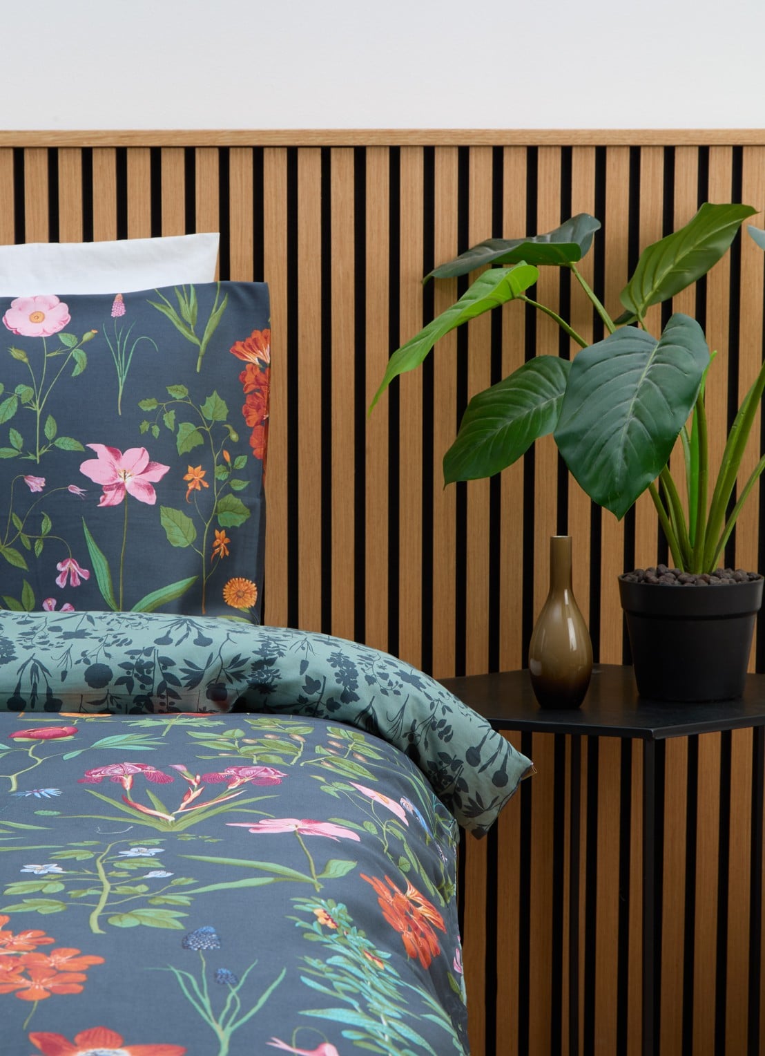 Essenza Marigold dekbedovetrekset van 100%  katoensatijn 220TC - inclusief kussensloop - voorkant 3 antraciet