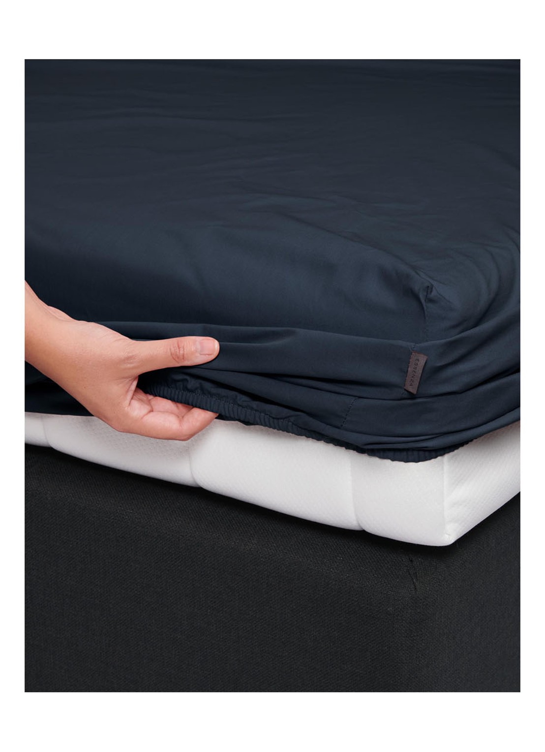 Essenza Minte hoeslaken van katoensatijn 300TC, hoekhoogte 35 cm - voorkant 5 donkerblauw