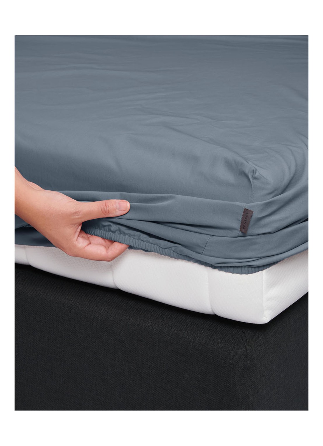 Essenza Minte hoeslaken van katoensatijn 300TC, hoekhoogte 35 cm - voorkant 2 jeans