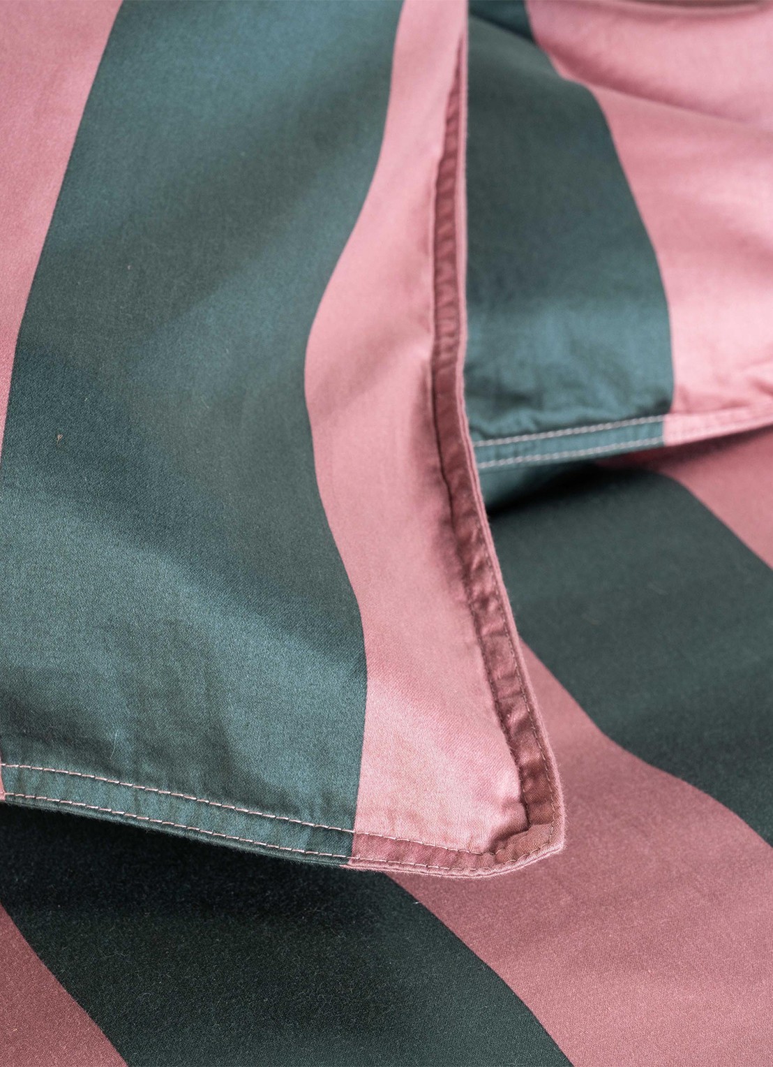 Essenza Minte Stripe dekbedovertrek van katoensatijn 300TC - inclusief kussensloop - achterkant 2 roze