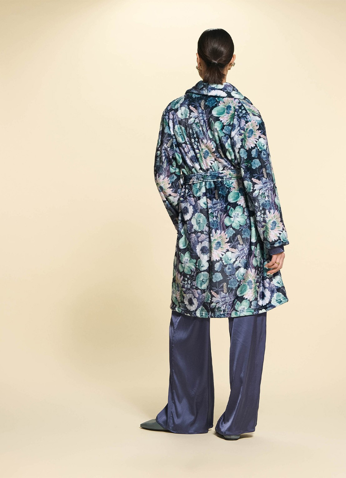 Essenza Steff Violesta badjas met bloemenprint - detail antraciet