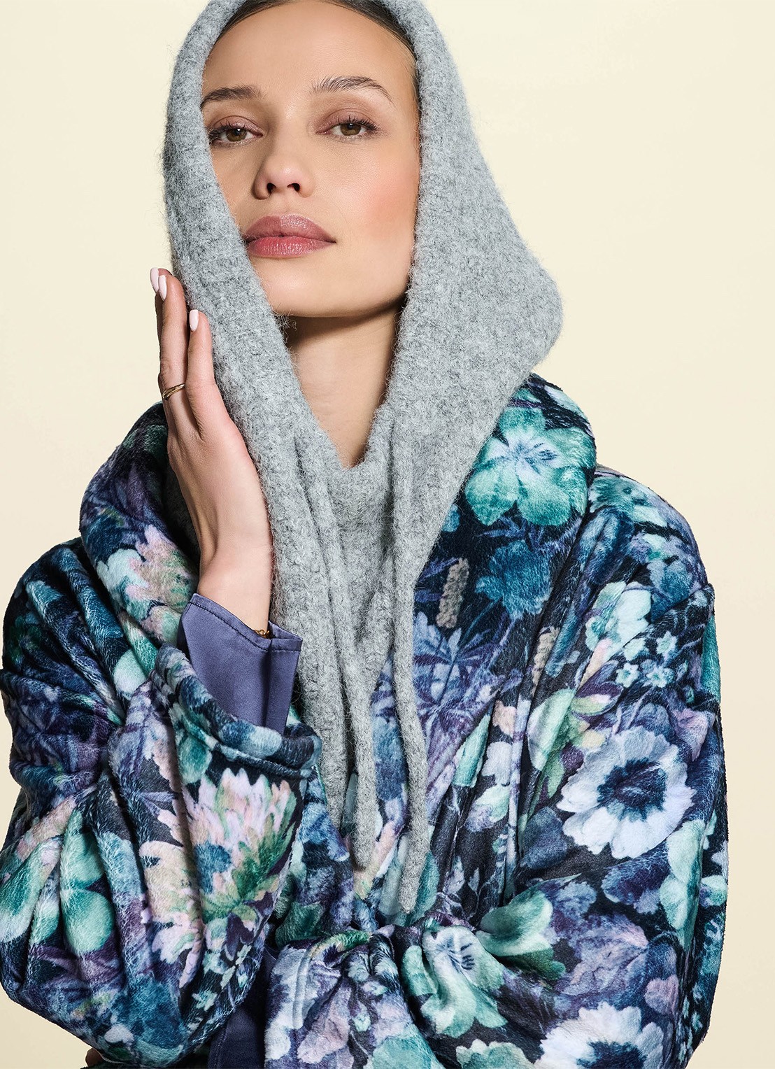 Essenza Steff Violesta badjas met bloemenprint - detail 4 antraciet