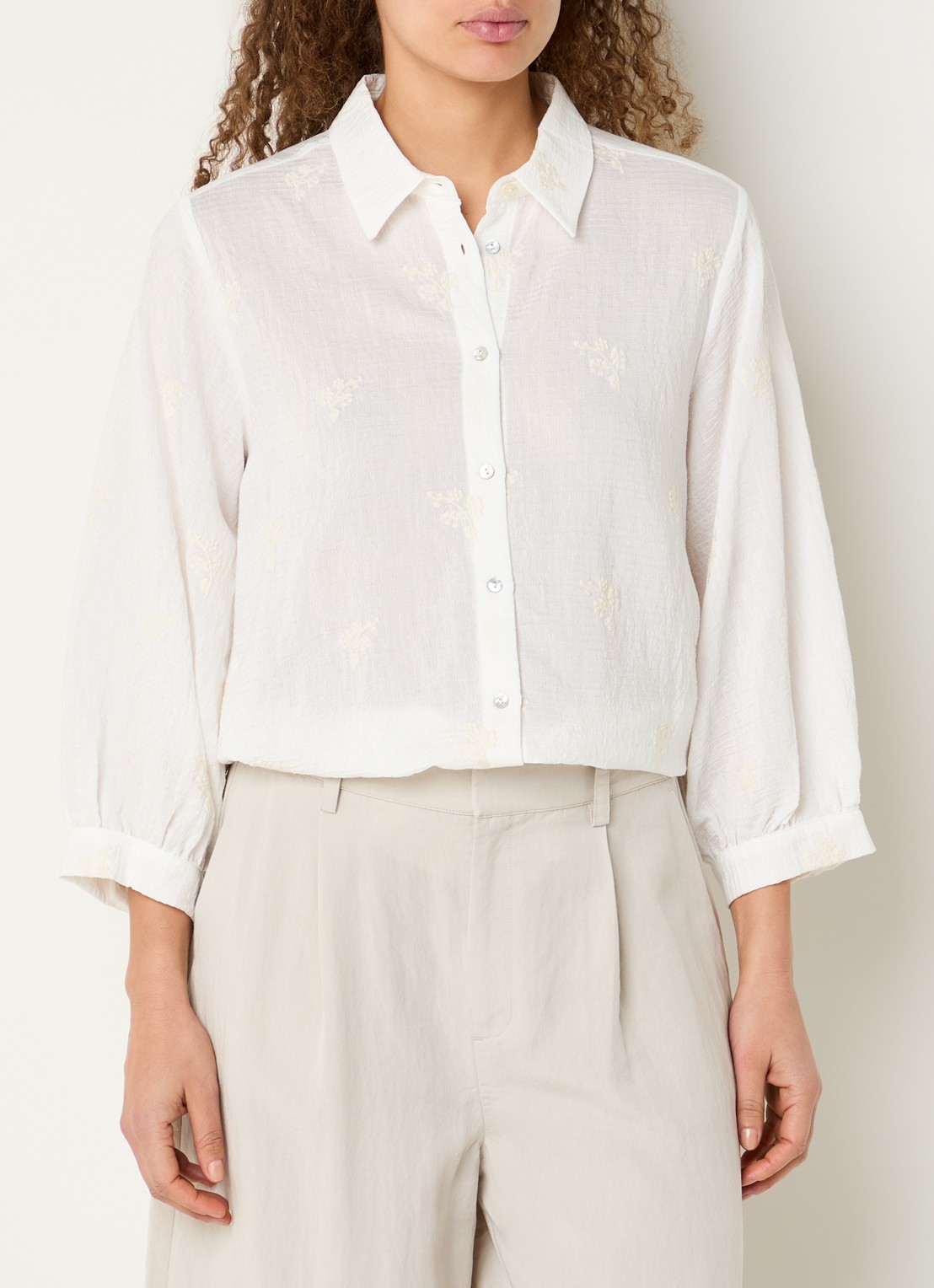 Expresso Blouse met bloemborduring en pofmouw - detail gebroken wit