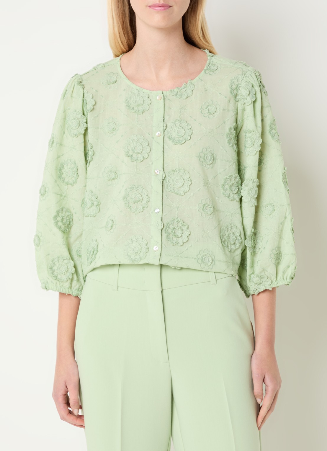 Expresso Blouse met borduring en ballonmouw - detail lichtgroen