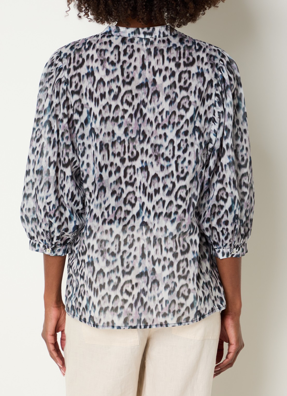 Expresso Blouse met panterprint en pofmouw - achterkant lichtblauw