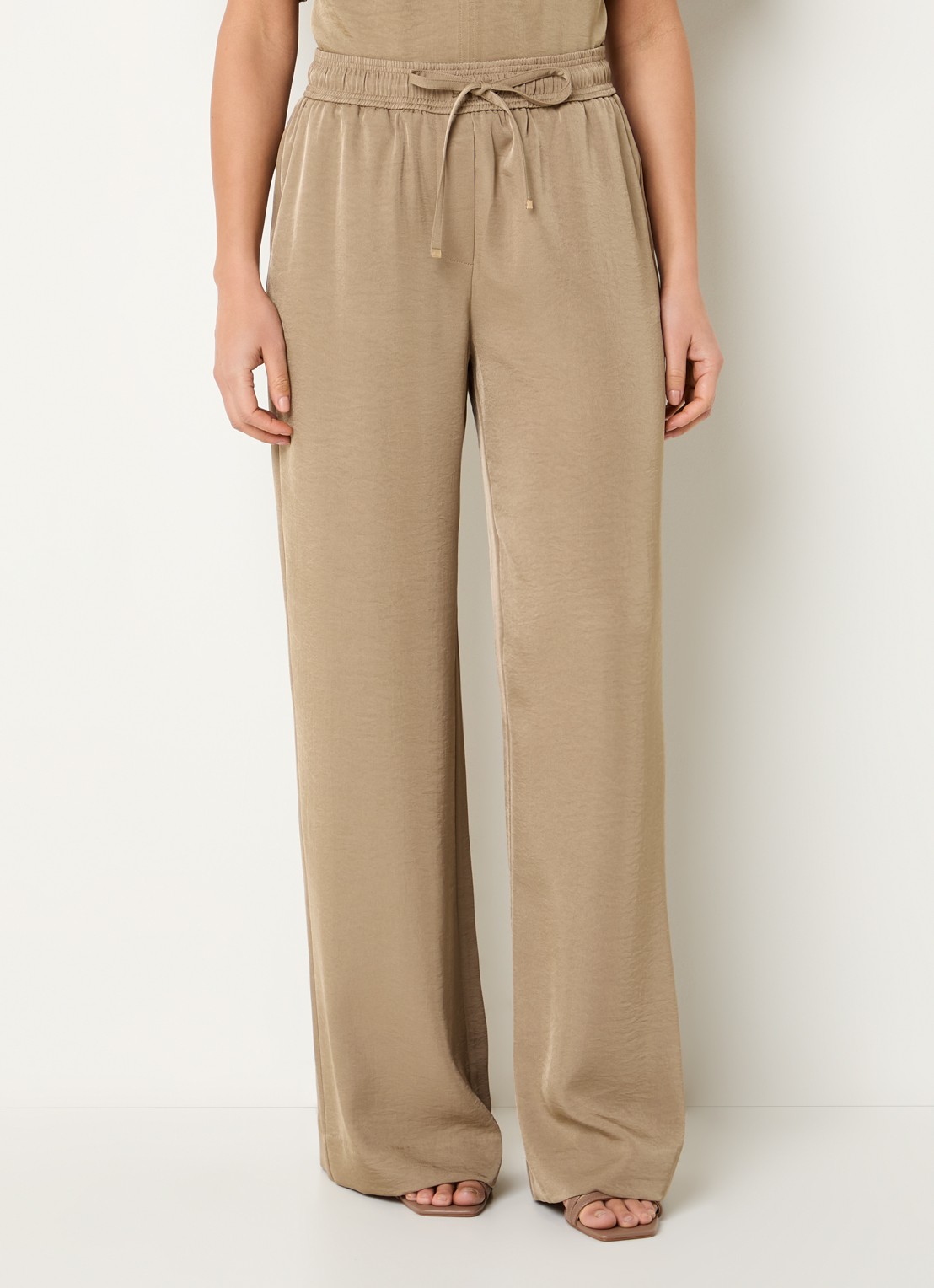 Expresso Mid waist loose fit broek met glanzende finish en steekzakken - detail 3 roestbruin