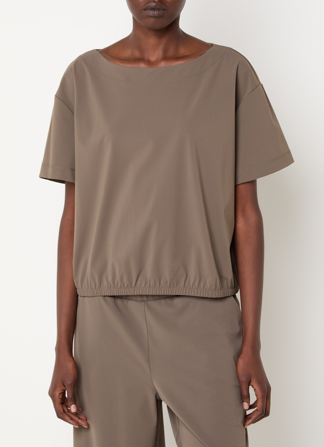 Expresso Travel top met boothals - detail 3 zand