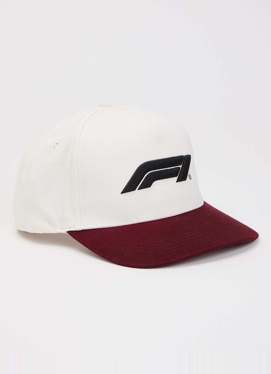 F1 Pet met logoborduring  - voorkant 2 kersenrood