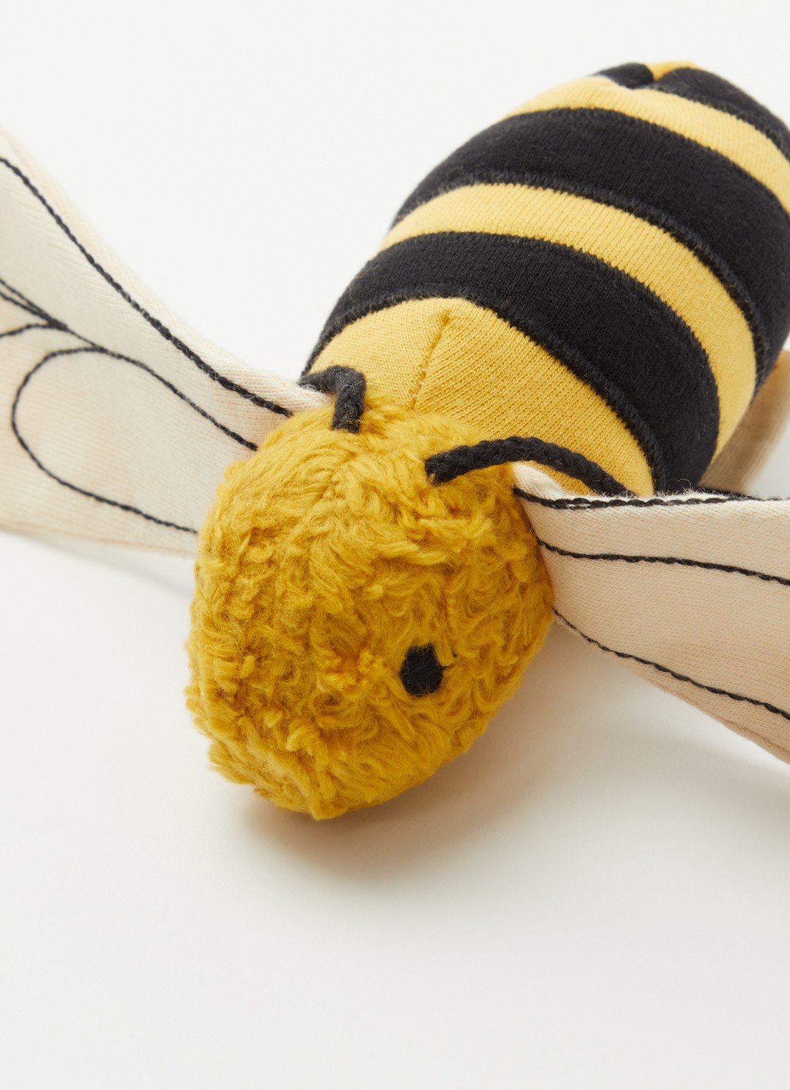 Fabelab Bolette Bee rammelaar 16,5 cm - detail 2 mosterd