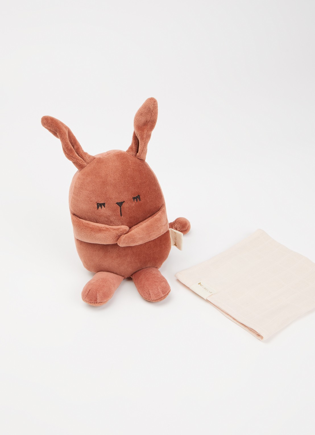 Fabelab Fabbie muziekknuffel konijn met doek 18 cm - voorkant 2 steenrood