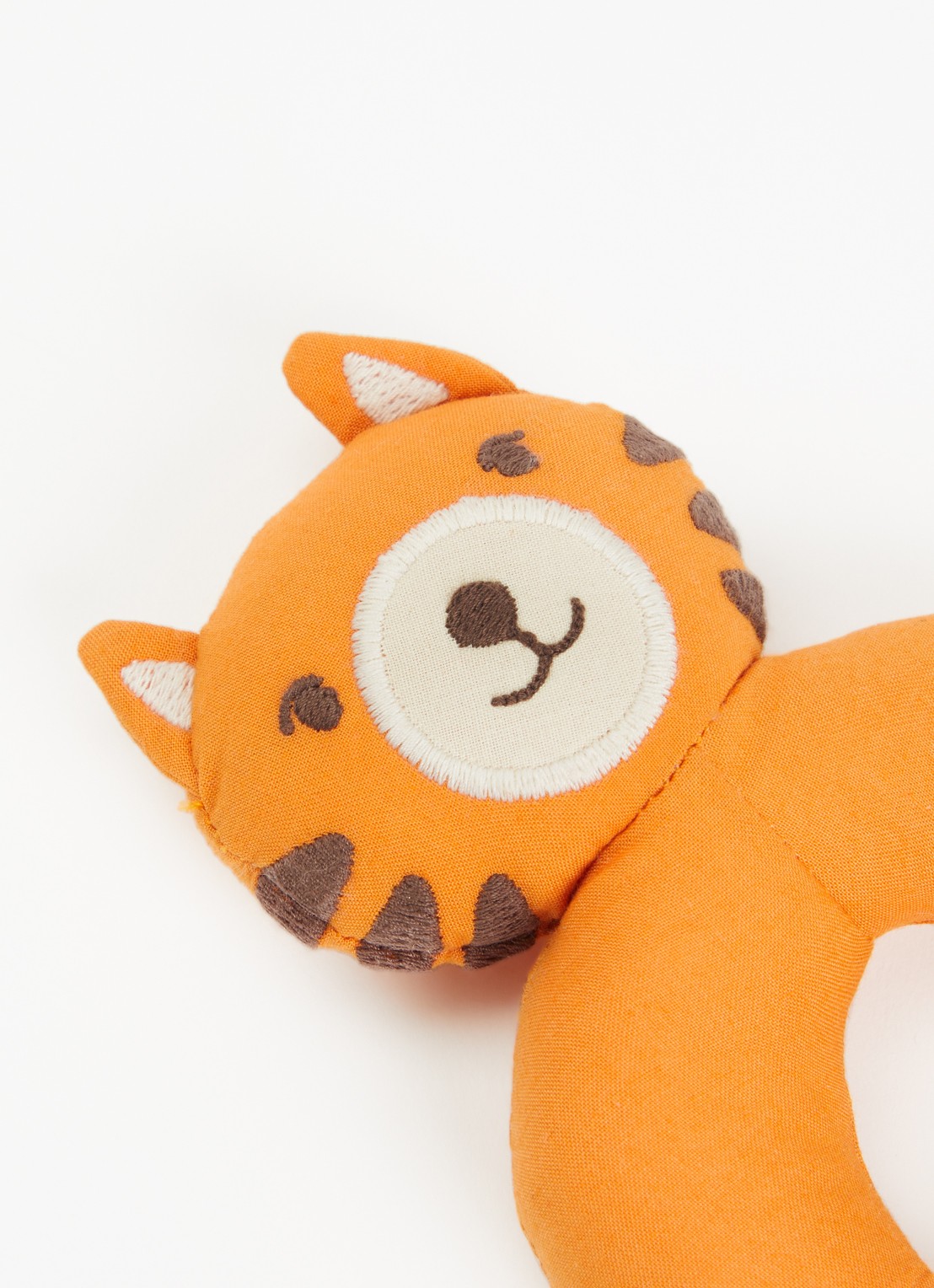 Fabelab Tiger rammelaar 16 cm - detail 2 donkeroranje