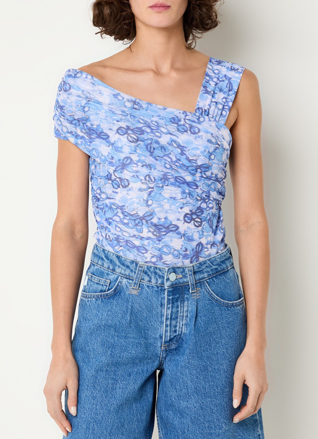 Fabienne Chapot Bora top van mesh met asymmetrische hals en print - detail 2 blauw