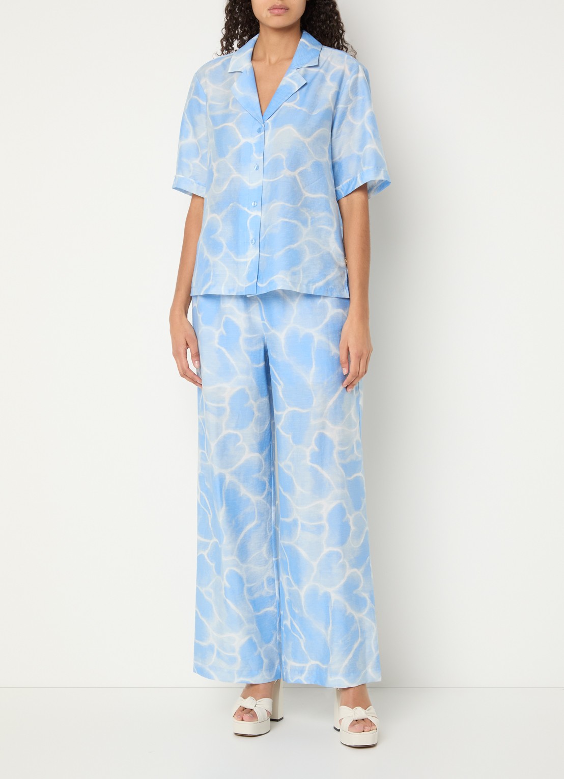 Fabienne Chapot Brent high waist wide fit pantalon met print - voorkant 4 lichtblauw