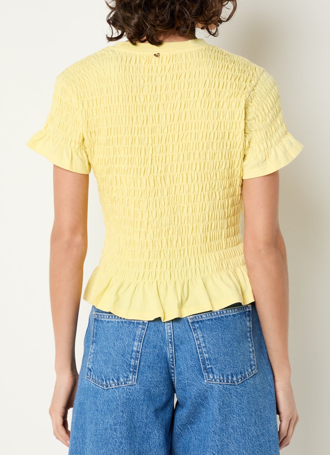 Fabienne Chapot Carmen T-shirt met smockwerk - achterkant geel
