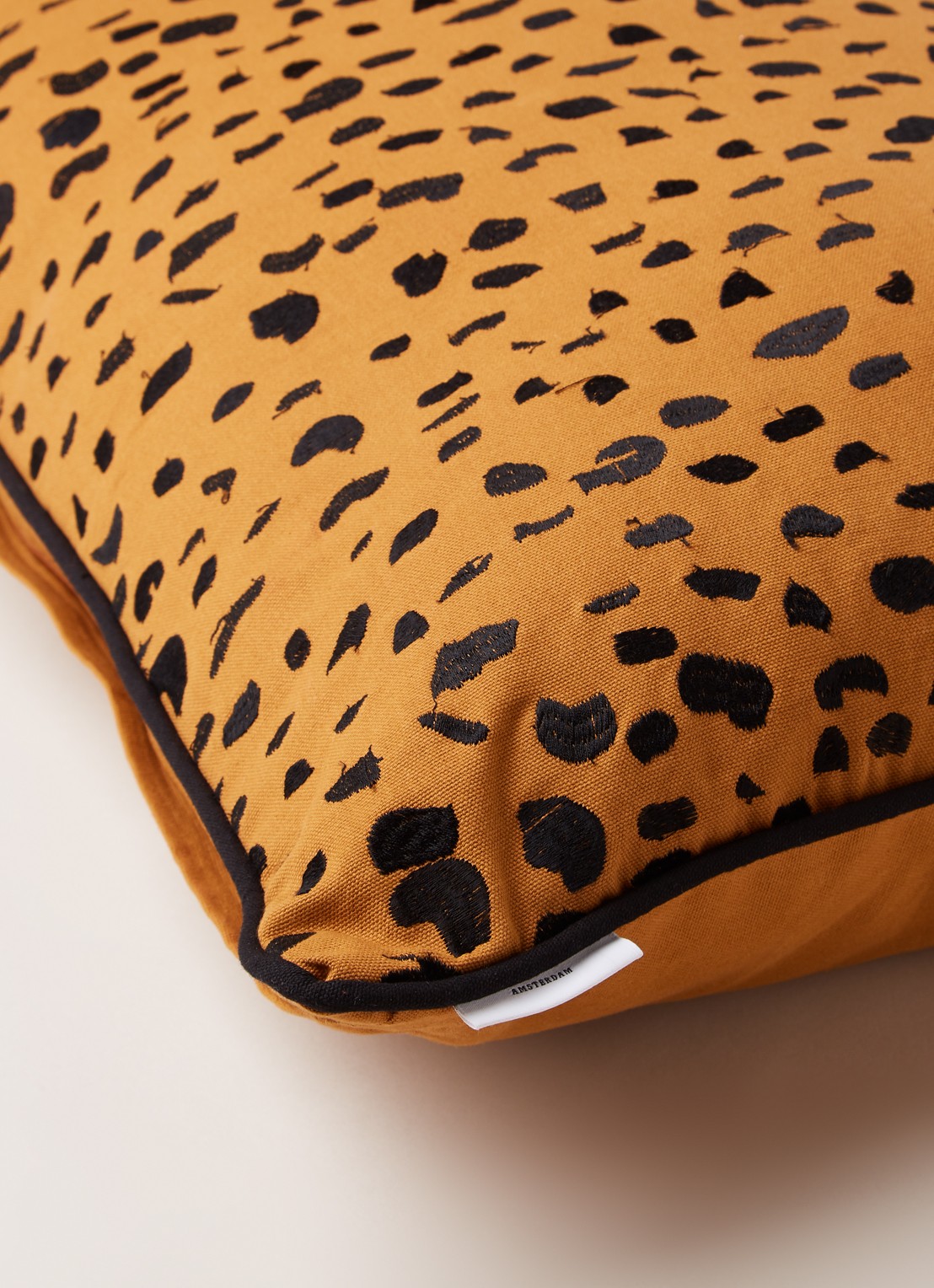 Fabienne Chapot Cheetah Spots sierkussen 50 x 70 cm - detail 3 lichtbruin