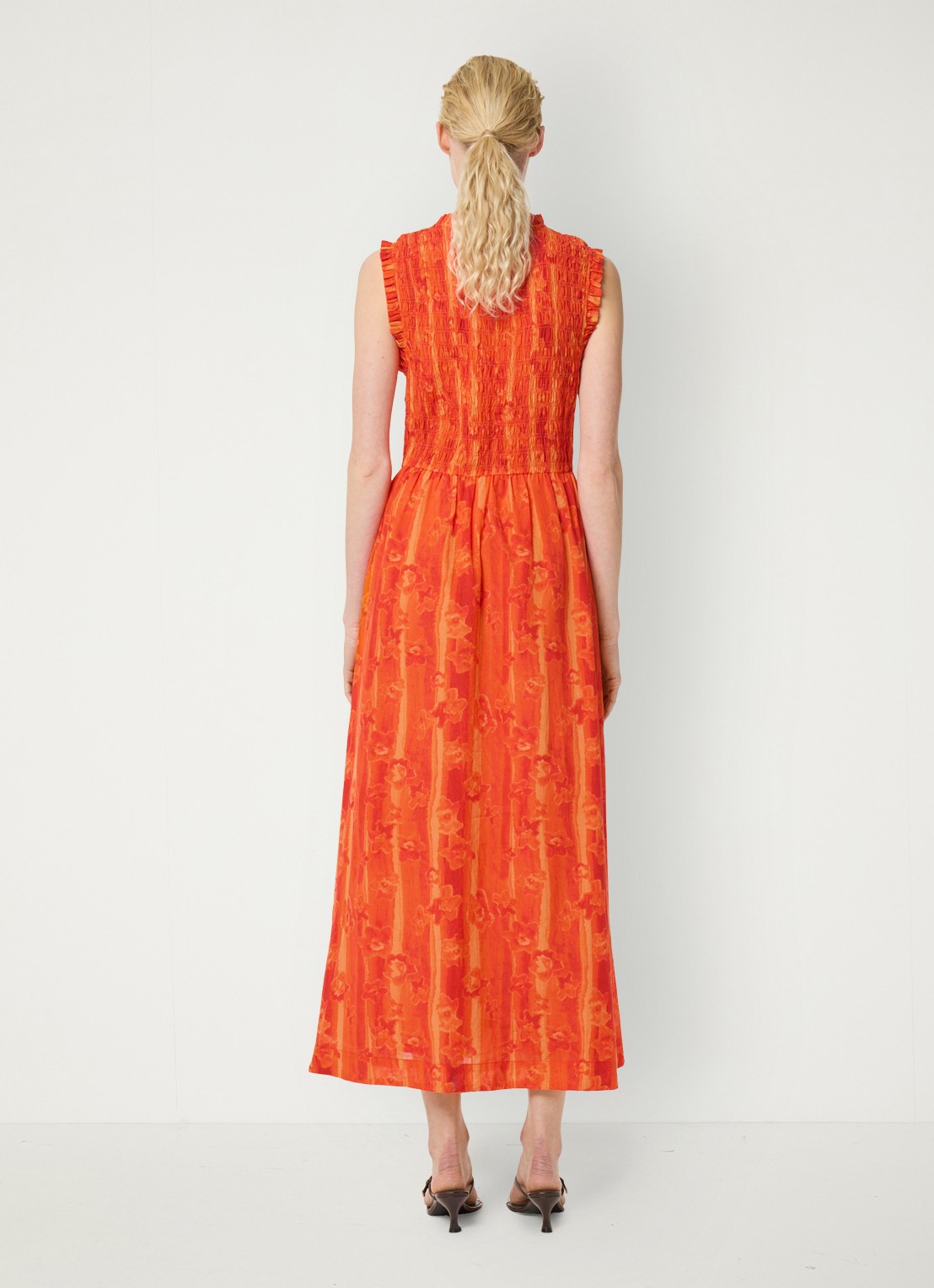 Fabienne Chapot Elou maxi jurk met smockwerk en print - achterkant oranje