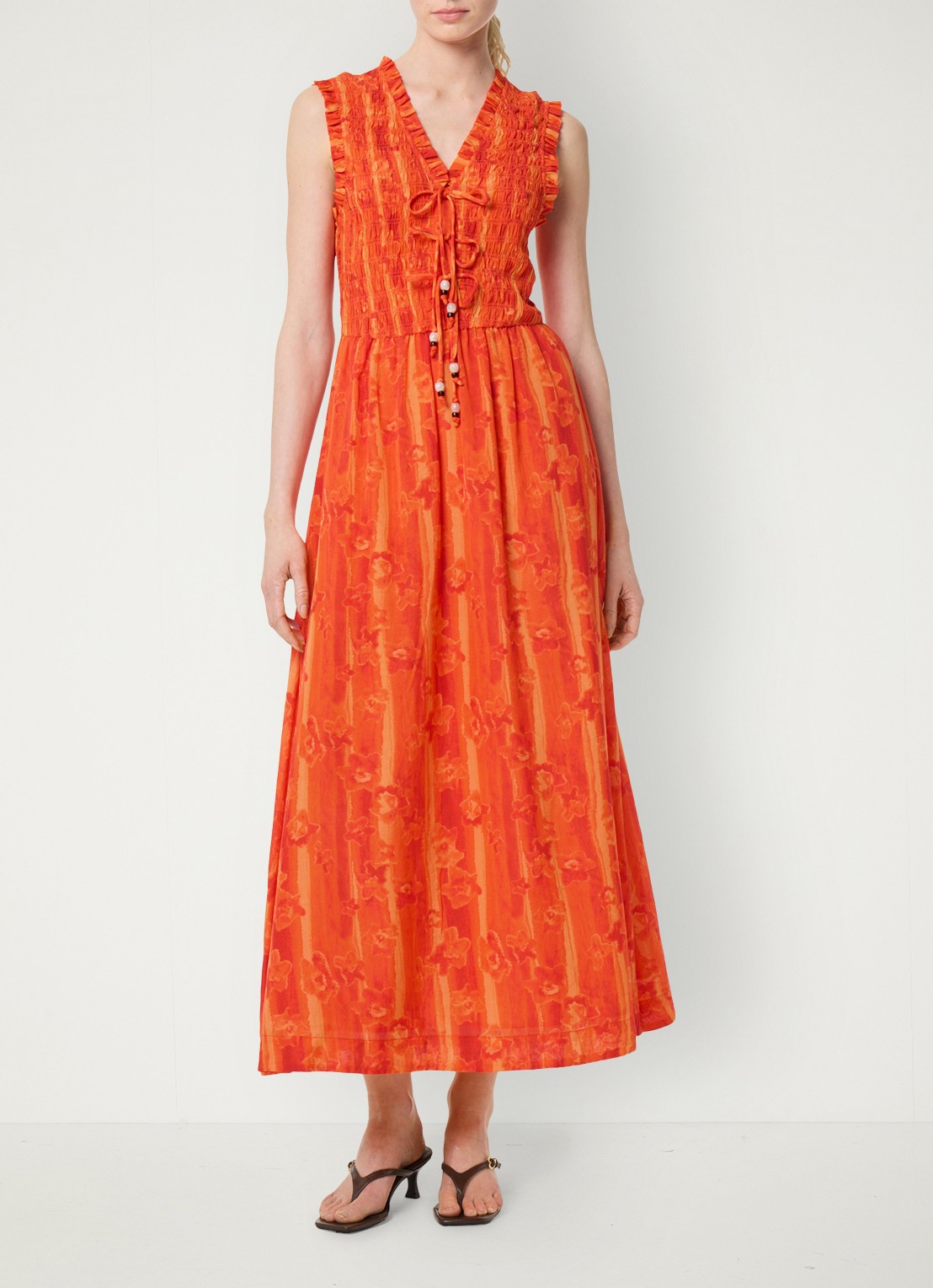 Fabienne Chapot Elou maxi jurk met smockwerk en print - voorkant 3 oranje