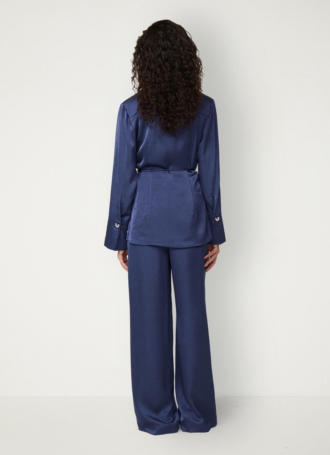 Fabienne Chapot Emma blouse van satijn met strikceintuur - achterkant donkerblauw