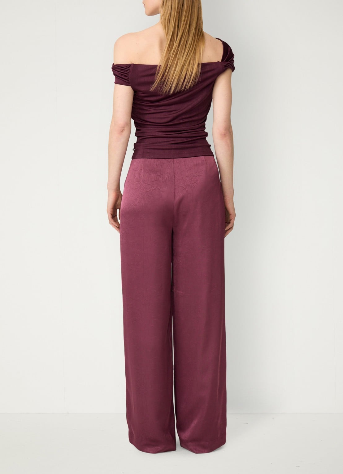 Fabienne Chapot Emma high waist wide leg pantalon van satijn met strikdetail - achterkant 5 bordeauxrood