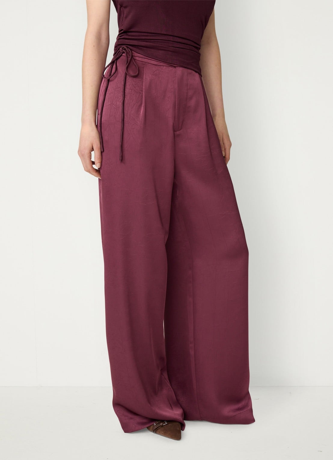 Fabienne Chapot Emma high waist wide leg pantalon van satijn met strikdetail - detail bordeauxrood