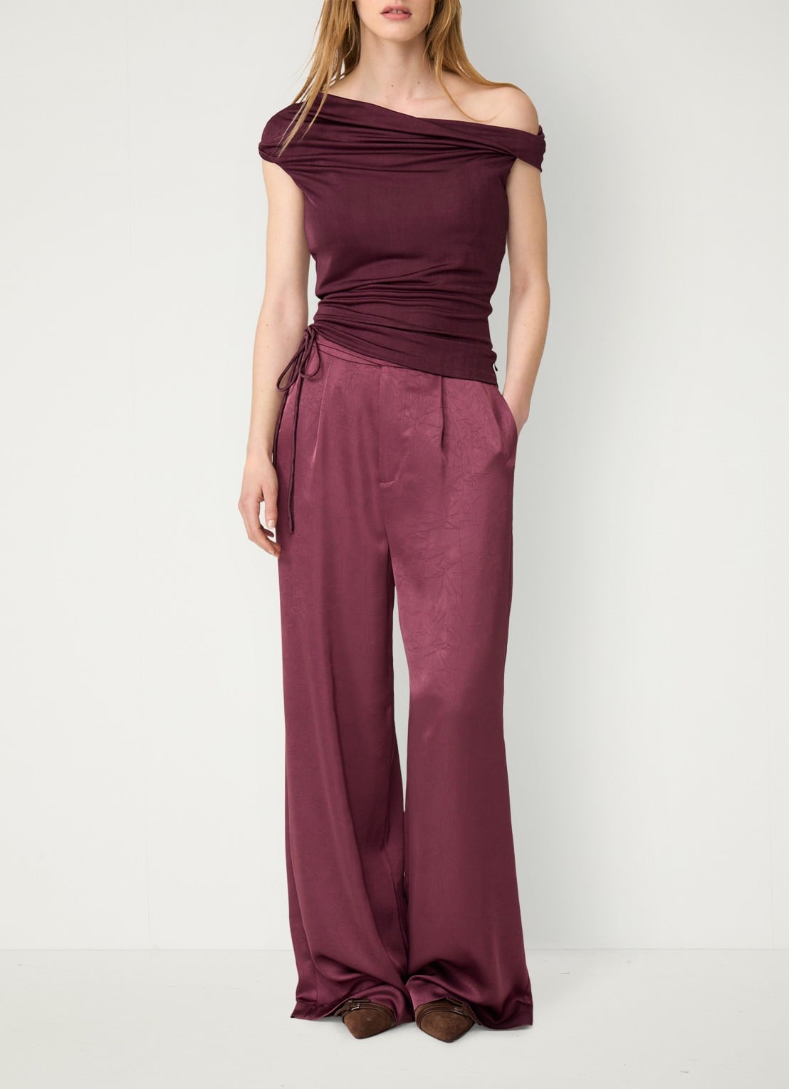 Fabienne Chapot Emma high waist wide leg pantalon van satijn met strikdetail - voorkant 4 bordeauxrood