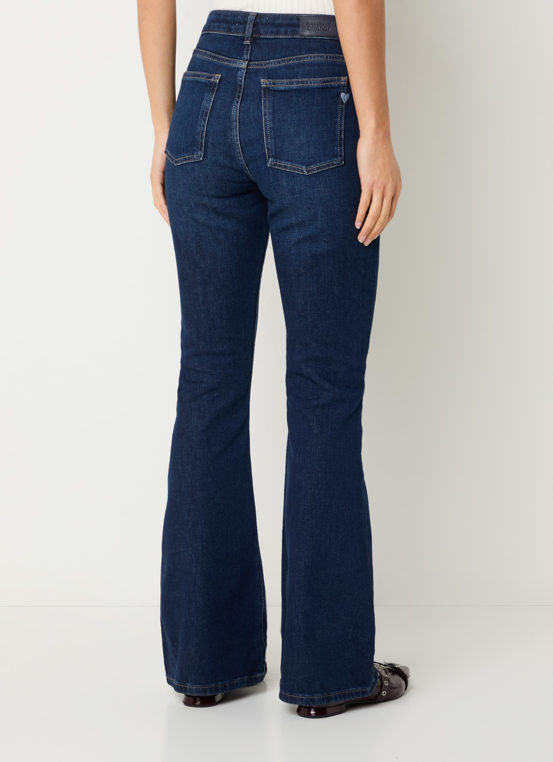 Fabienne Chapot Eva mid waist flared jeans met donkere wassing - achterkant 5 indigo