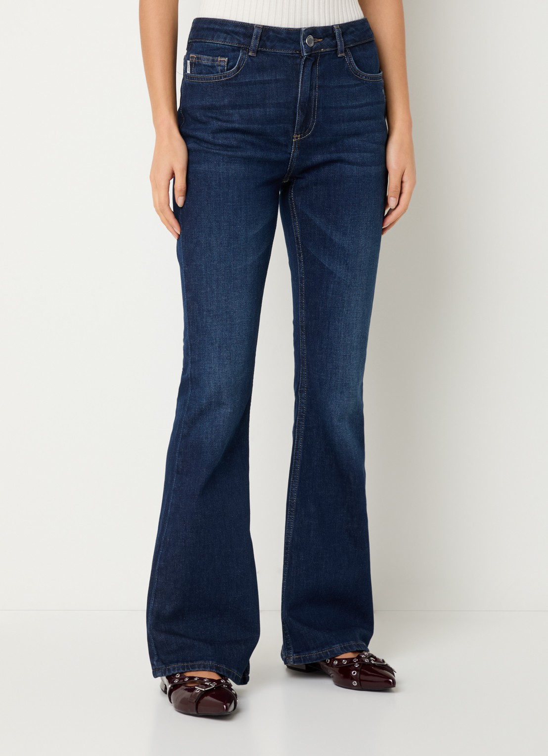 Fabienne Chapot Eva mid waist flared jeans met donkere wassing - detail 3 indigo