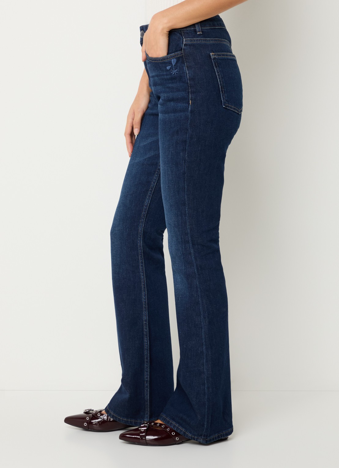 Fabienne Chapot Eva mid waist flared jeans met donkere wassing - detail 4 indigo