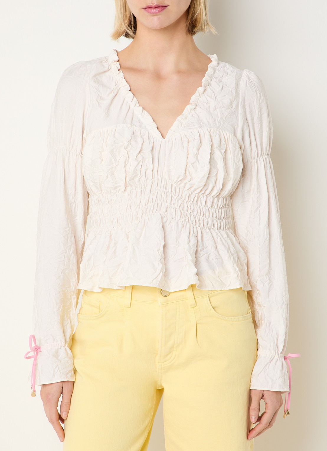 Fabienne Chapot Fera top met smockwerk en gestrikt detail - detail 2 gebroken wit