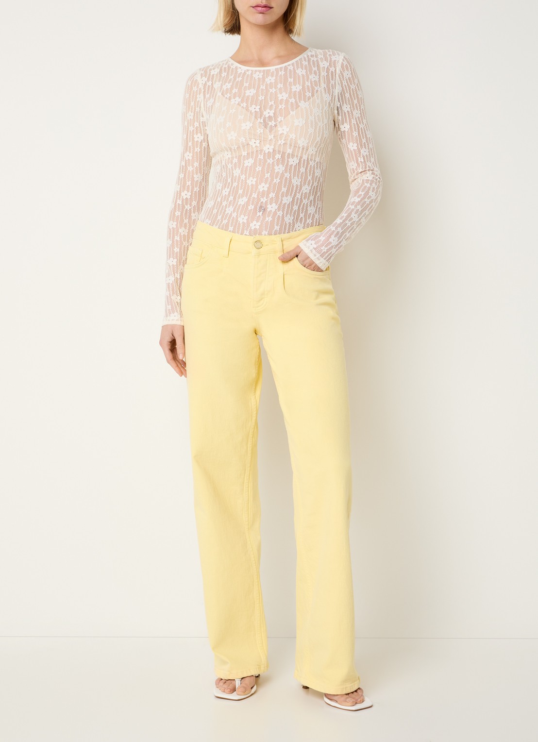 Fabienne Chapot Lacey semi-transparante top van kant met rugdecolleté - voorkant 3 gebroken wit
