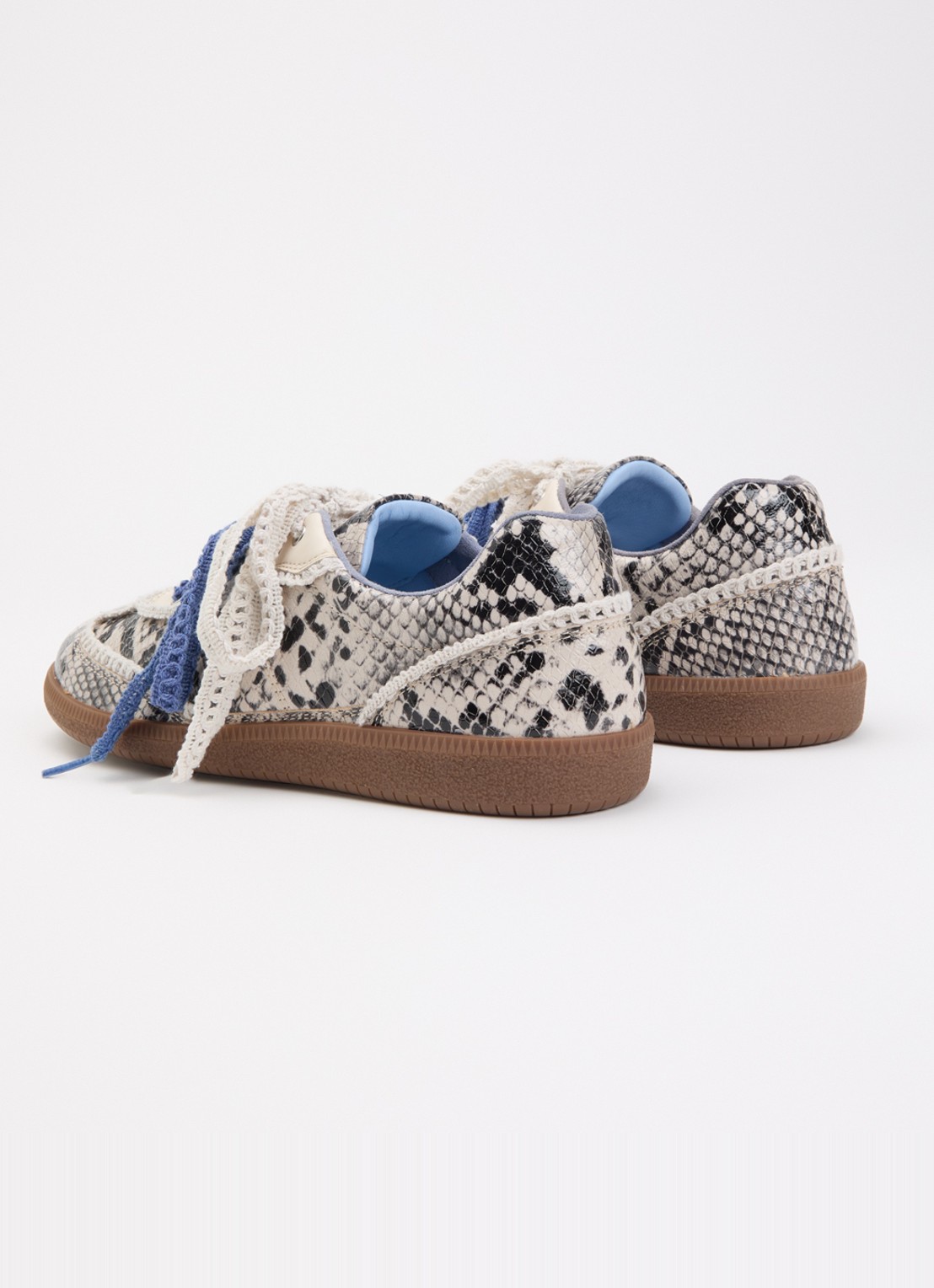 Fabienne Chapot Laila sneaker van leer met slangenprint - achterkant 2 lichtgrijs
