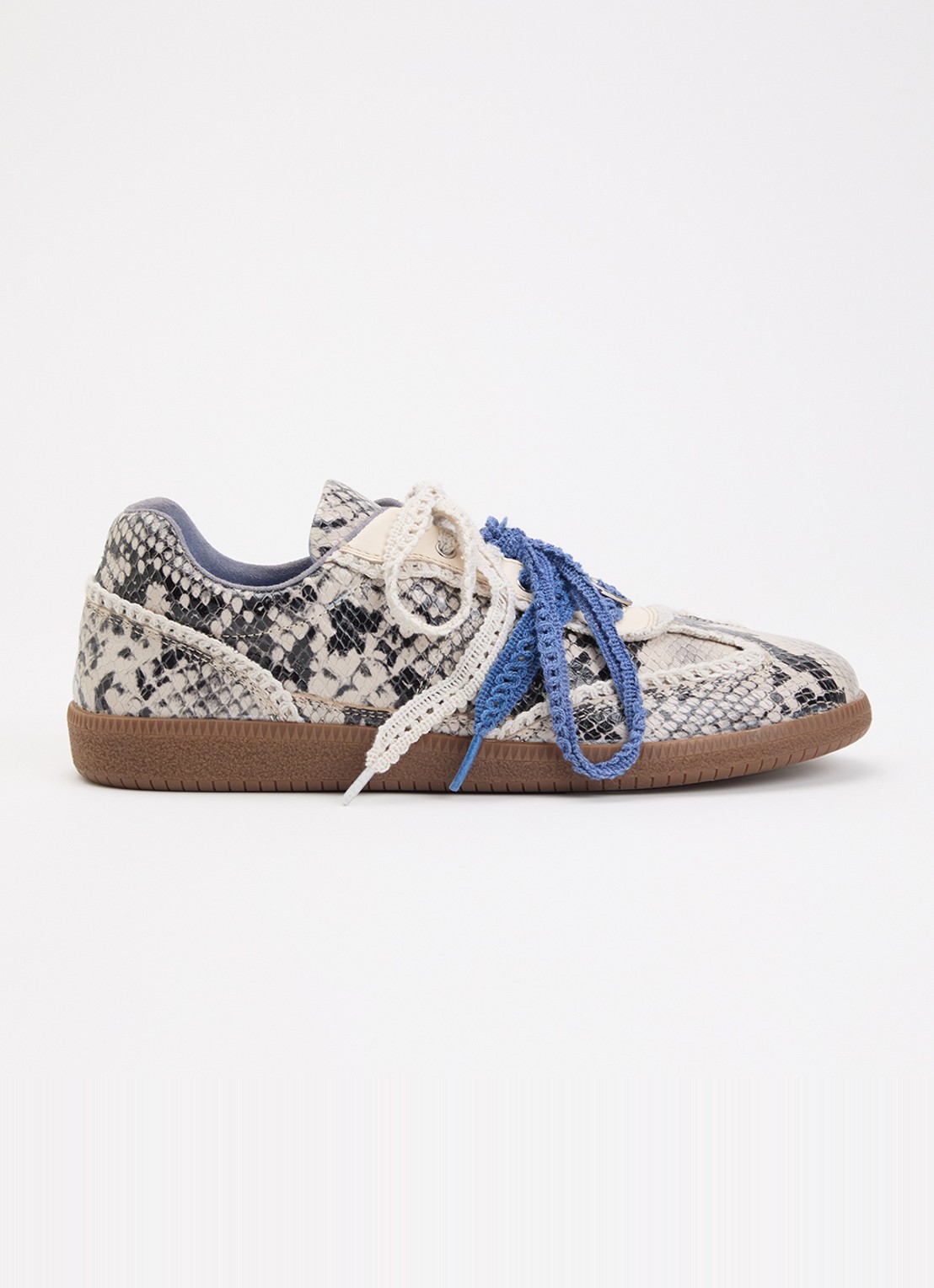 Fabienne Chapot Laila sneaker van leer met slangenprint - voorkant lichtgrijs