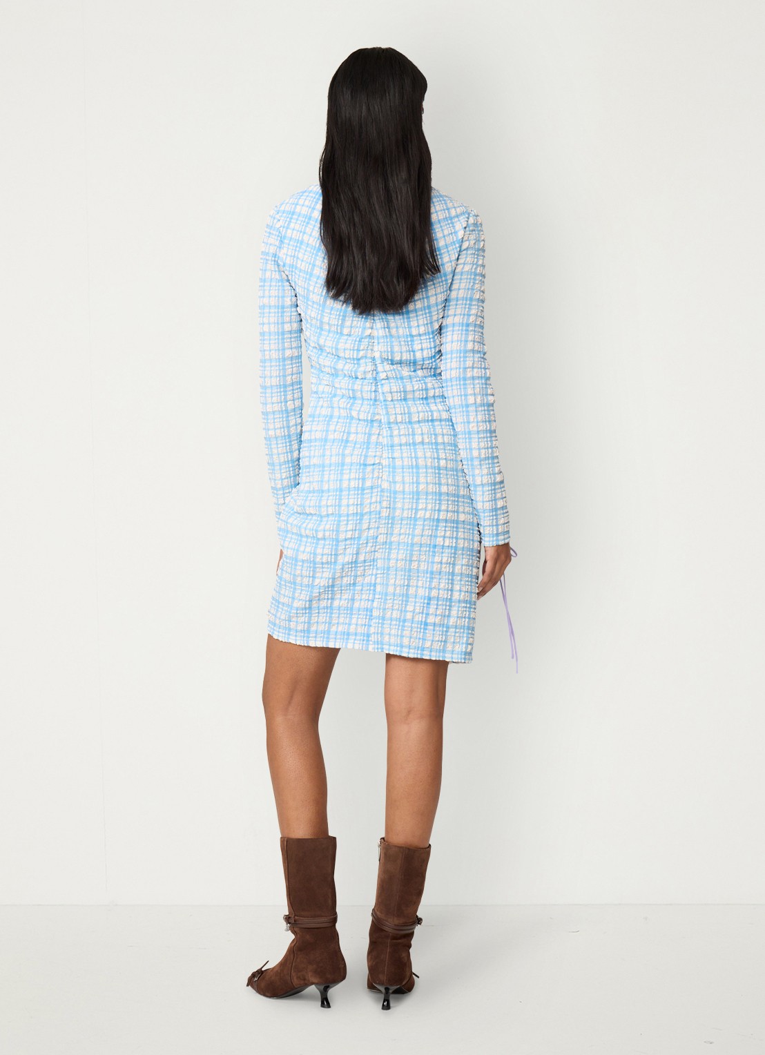 Fabienne Chapot Levi mini jurk met ruitdessin en structuur - achterkant blauw