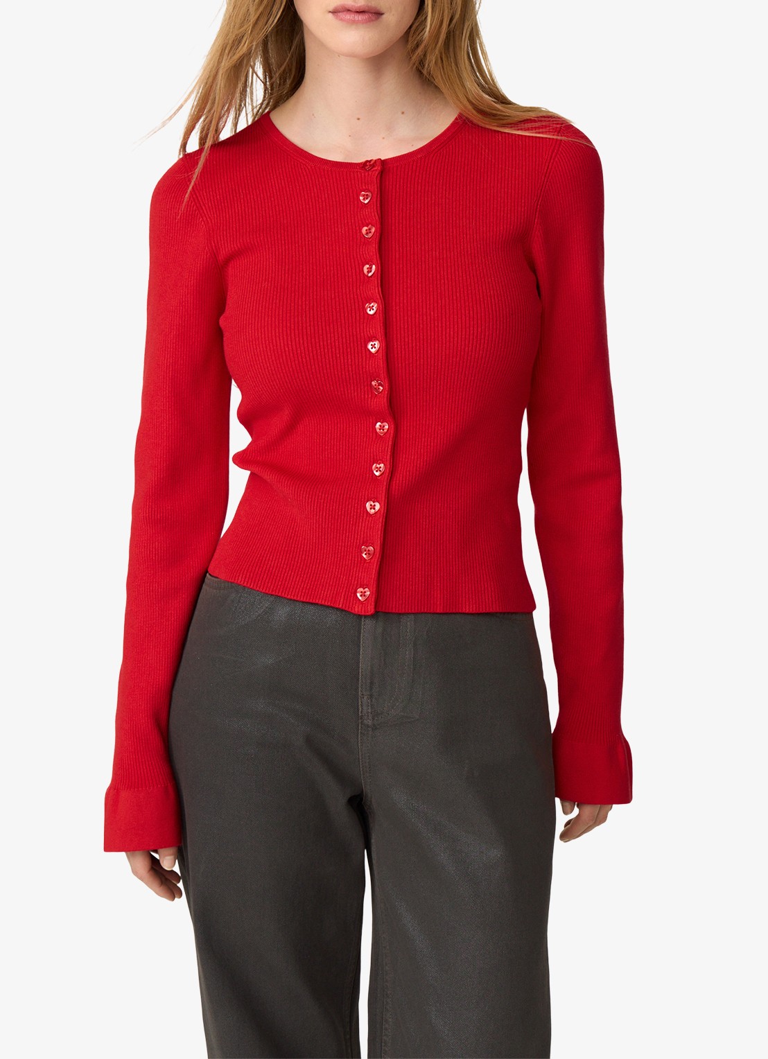 Fabienne Chapot Lilo ribgebreid vest met hartvormige knopen - detail steenrood