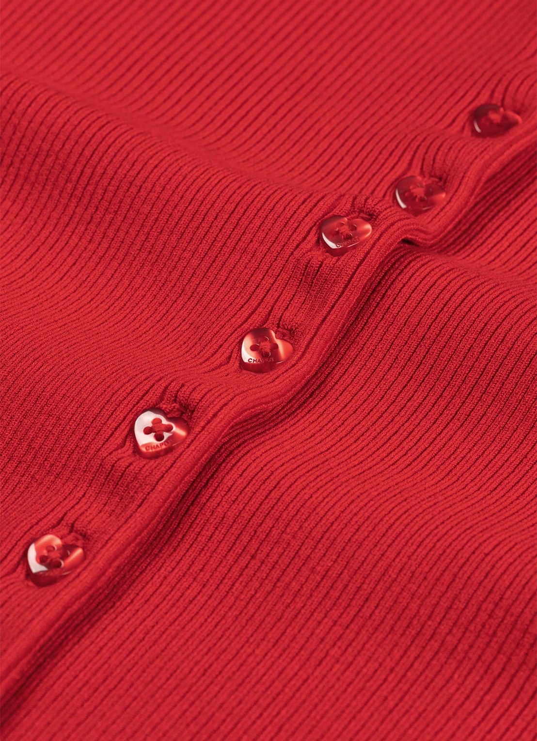 Fabienne Chapot Lilo ribgebreid vest met hartvormige knopen - detail 2 steenrood