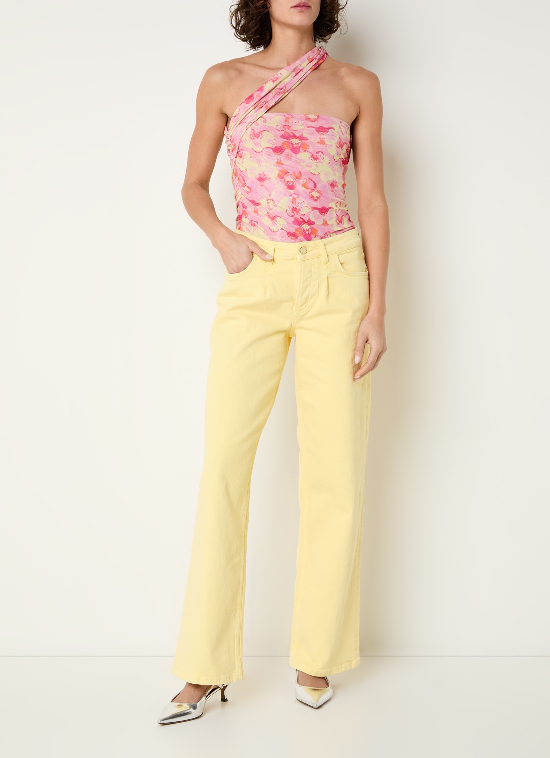 Fabienne Chapot Lulu high waist loose fit jeans met gekleurde wassing - voorkant 3 lichtgeel