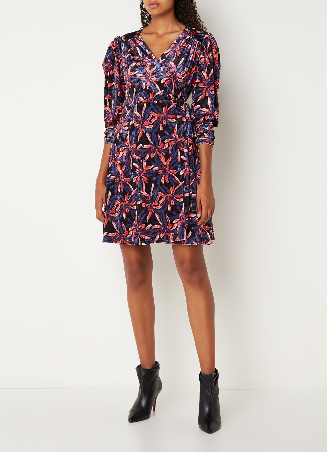 Fabienne Chapot Nathalie mini wikkeljurk van fluweel met bloemenprint - voorkant 3 paars