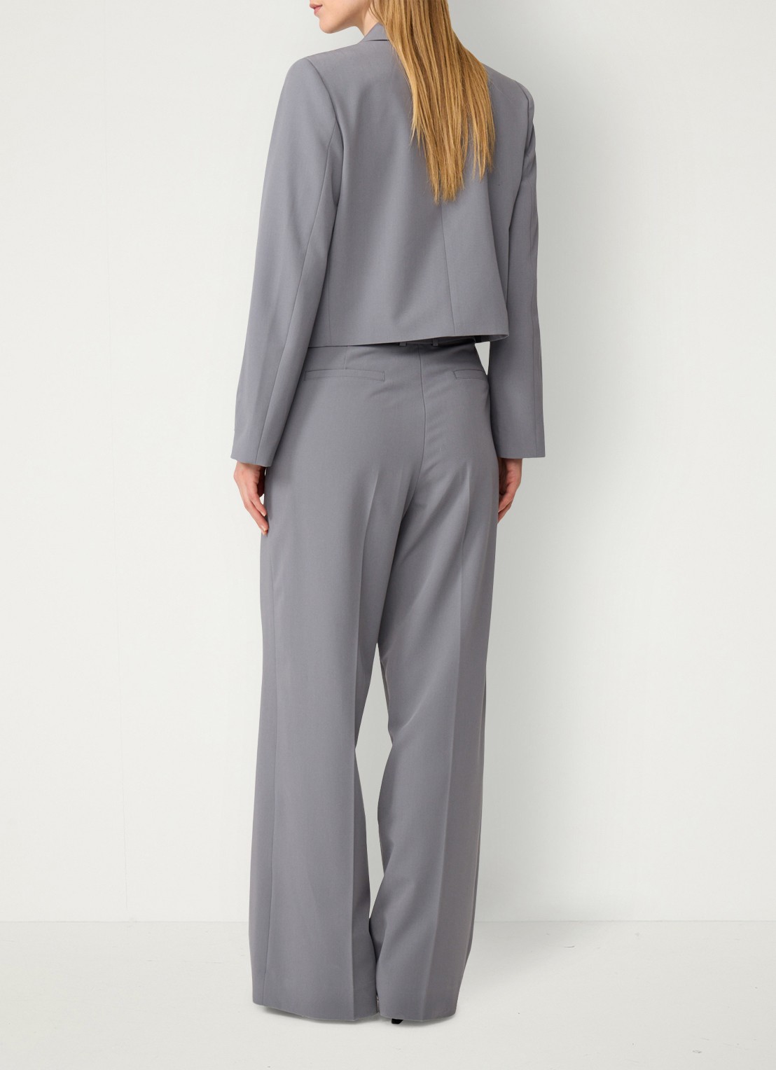 Fabienne Chapot Nena cropped blazer met logopatch - achterkant lichtgrijs