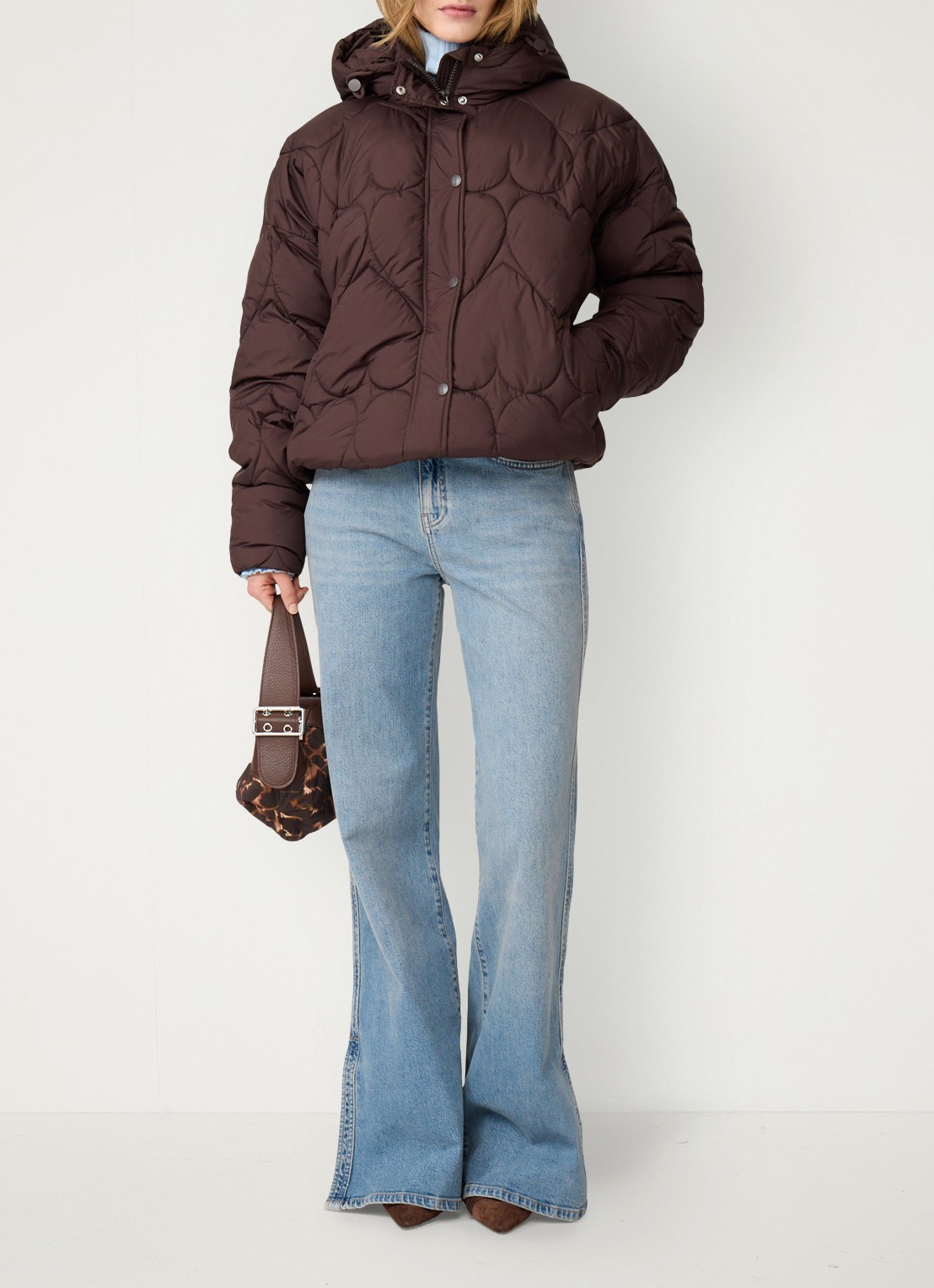 Fabienne Chapot Prisca puffer jack met capuchon en steekzakken - voorkant 5 chocoladebruin