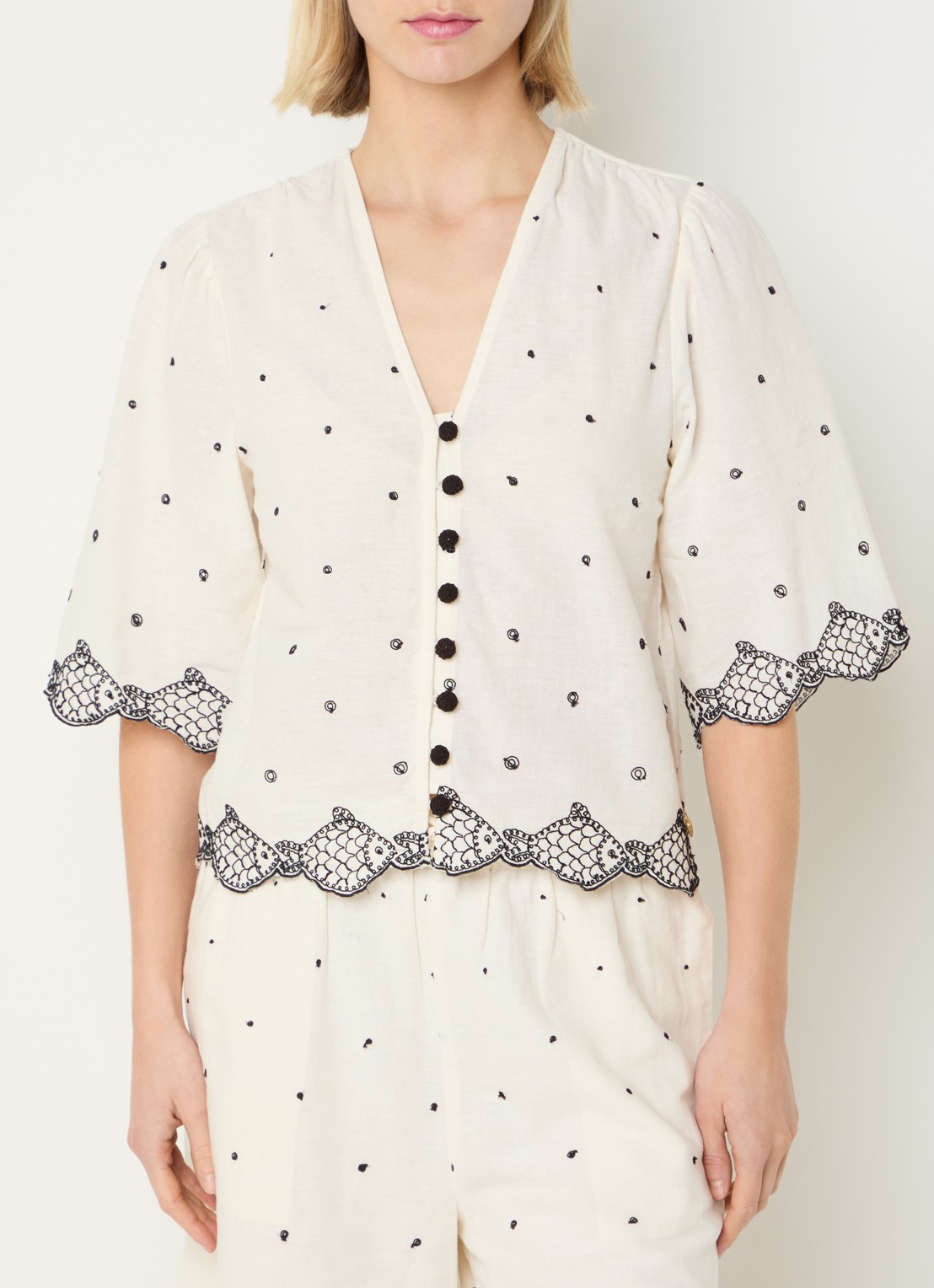 Fabienne Chapot Tylera cropped blouse met borduring en geschulpte zoom - detail 3 gebroken wit