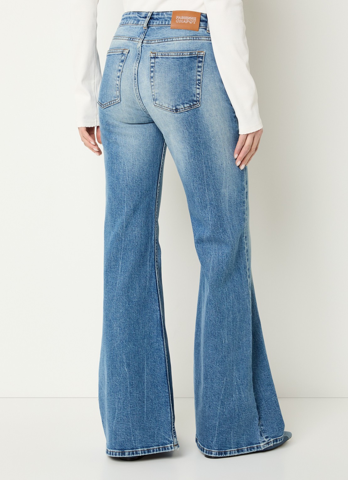 Fabienne Chapot Vic high waist flared jeans met medium wassing - achterkant indigo