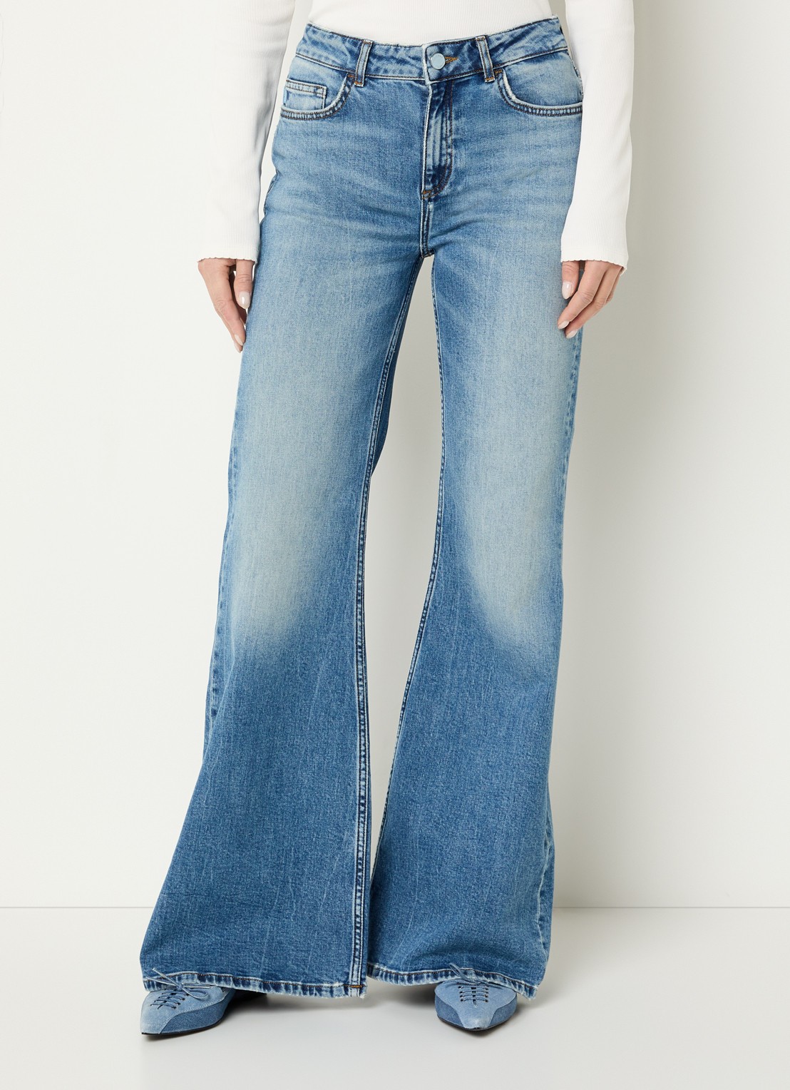 Fabienne Chapot Vic high waist flared jeans met medium wassing - detail 4 indigo