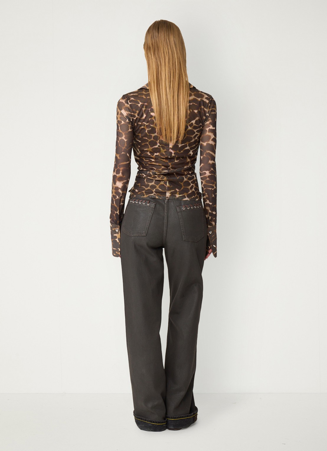 Fabienne Chapot Yanna semi transparante blouse met dierenprint - achterkant bruin