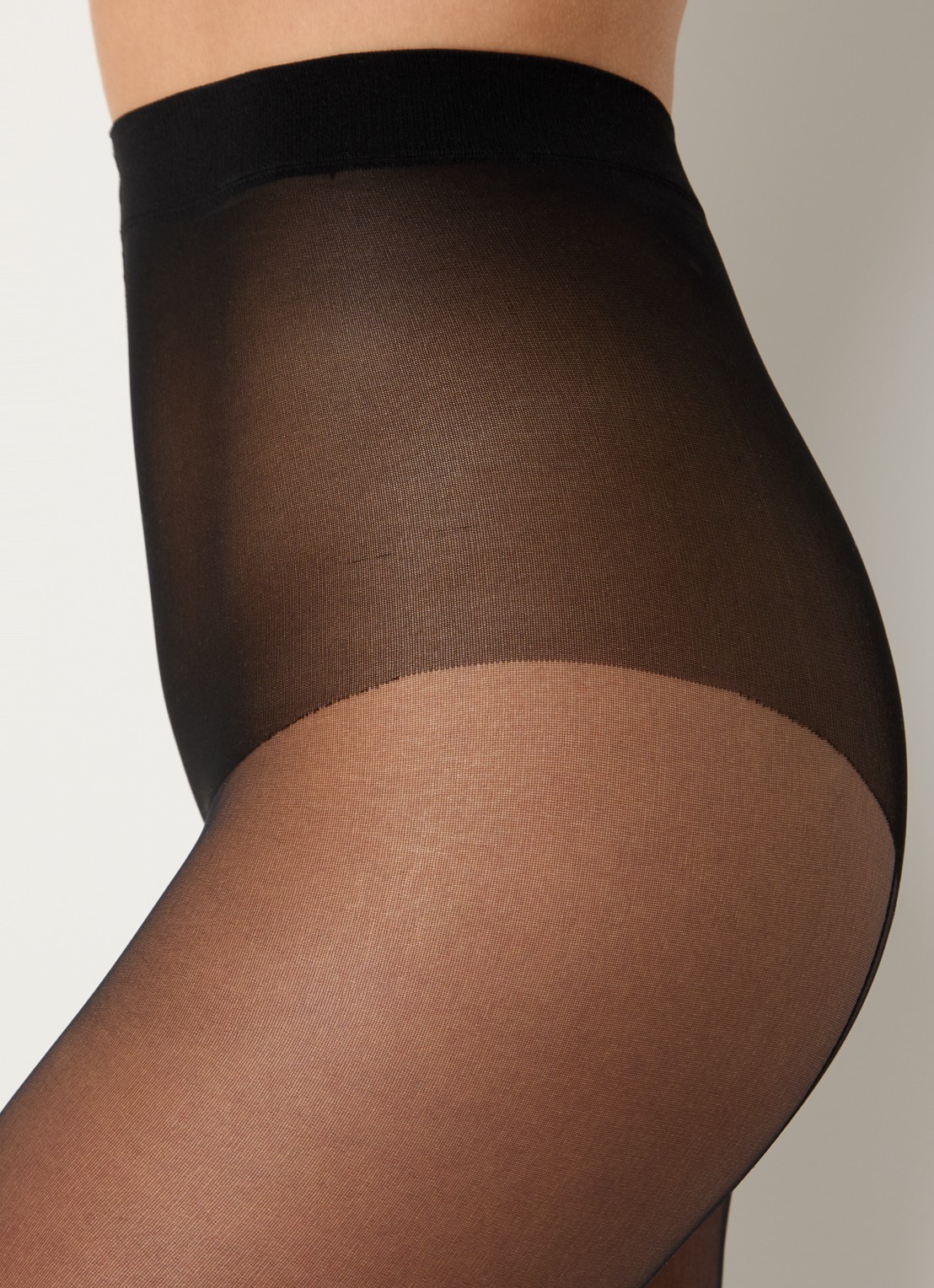 Falke Corset panty in 20 denier - detail 2 zwart
