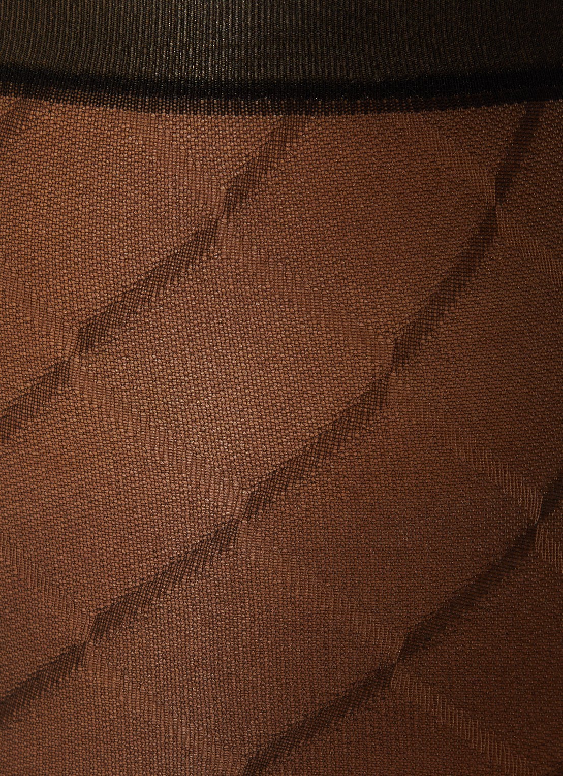 Falke Intrigue panty met ruitdessin in 30 den Chocolate - detail chocoladebruin